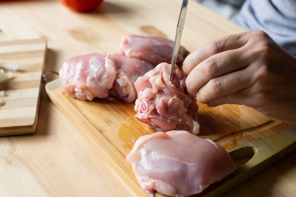 cortando carne de conejo